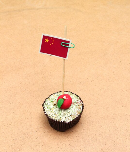 Foto immagine di una bandiera della repubblica popolare cinese su un cupcake di mele