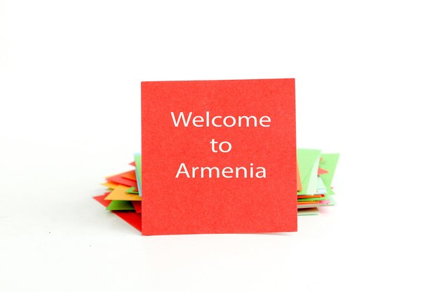 アルメニアにようこそという文字が書かれた赤い紙の写真