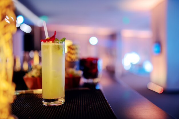 Изображение освежающего коктейля в баре.
