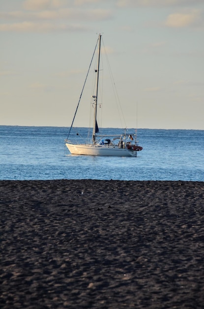 海の帆船の写真