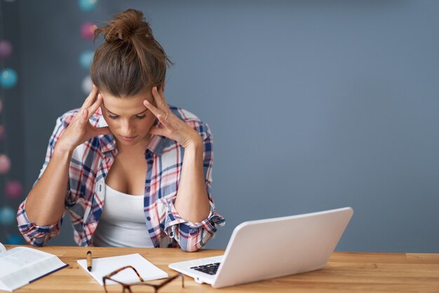 Foto immagine che mostra una studentessa stanca che impara tardi a casa