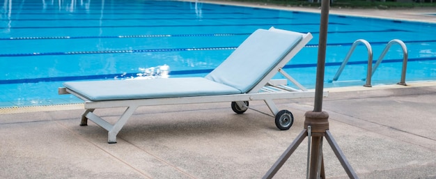 호텔이나 리조트 수영장 가장자리에 있는 선베드 의자 사진
