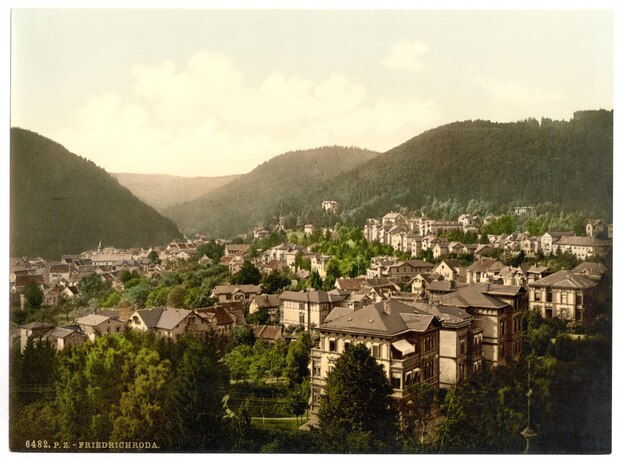 Photo a picture of a town with a mountain in the background