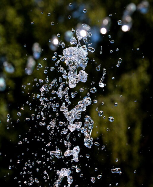 Foto immagine di gocce d'acqua da una fontana messa a fuoco selettiva