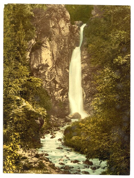 Photo a picture of a waterfall with a picture of a waterfall in the background