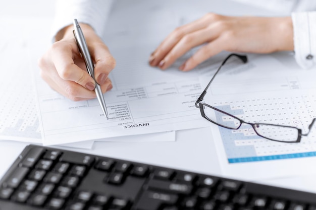 picture of woman hand filling in invoice paper