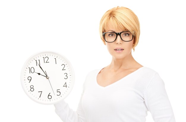 Foto di una donna che tiene in mano un grande orologio su bianco