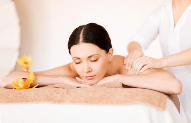 изображение женщины в спа салоне, получающей массаж