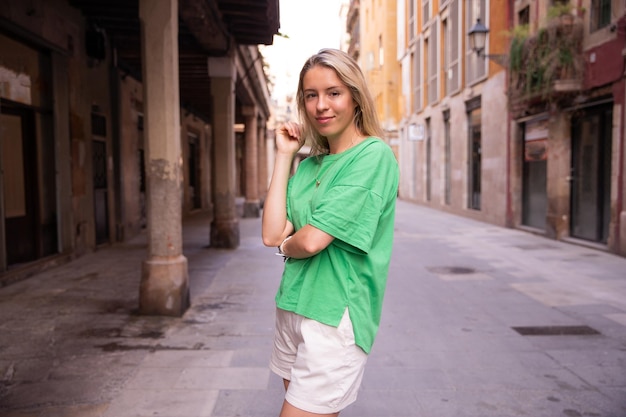 Foto immagine di donna per strada guarda la fotocamera