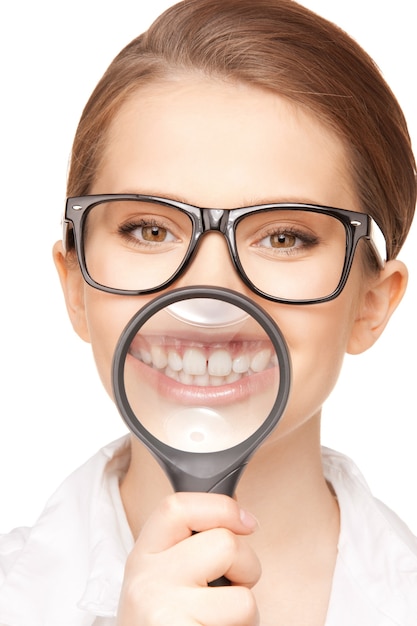 Foto di donna con lente d'ingrandimento che mostra i denti