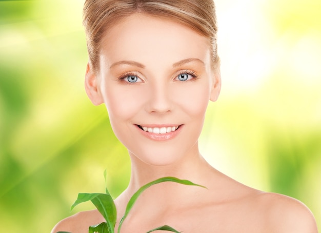 изображение женщины с ростком на зеленом фоне
