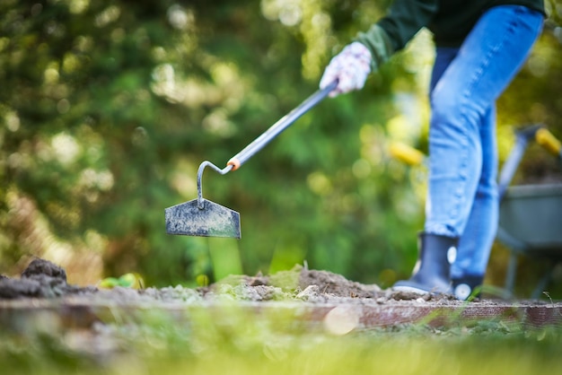 Immagine di una donna che lavora con gli strumenti in giardino