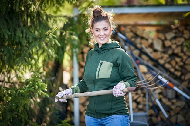 Immagine di una donna che lavora con gli strumenti in giardino