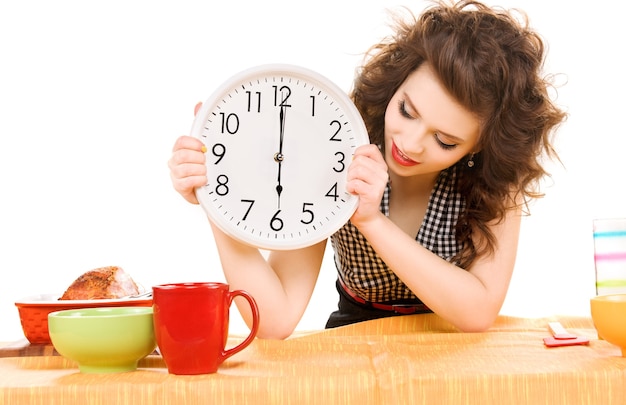 Photo picture of young attractive woman in the kitchen