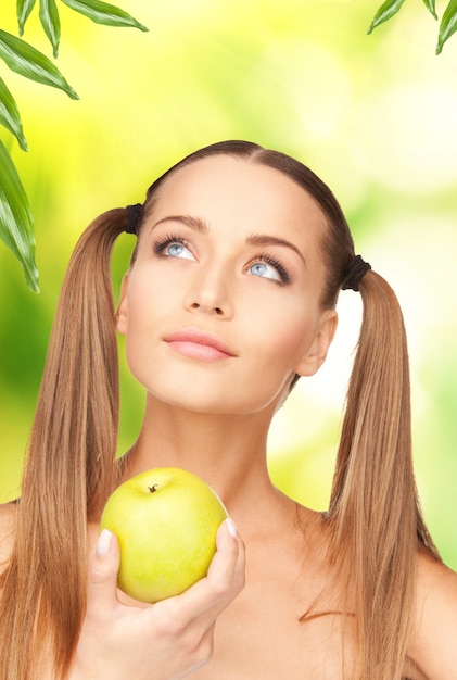 Photo picture of young beautiful woman with green apple.
