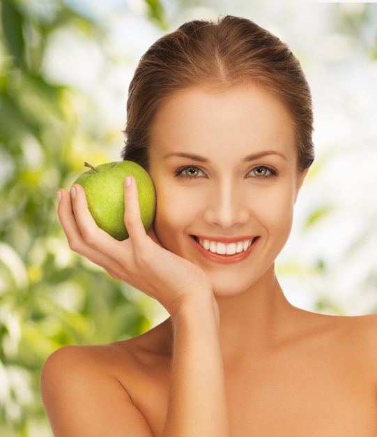 Foto immagine di giovane bella donna con mela verde.