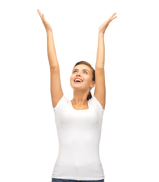 Foto di una giovane donna felice con le mani in alto