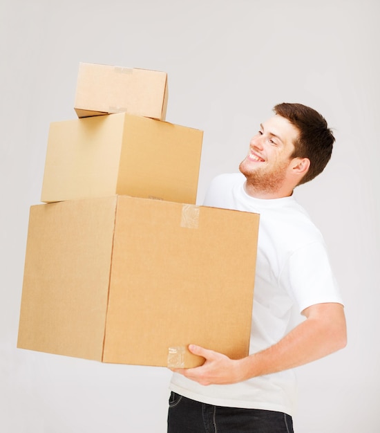 Портрет молодого человека с картонными коробками