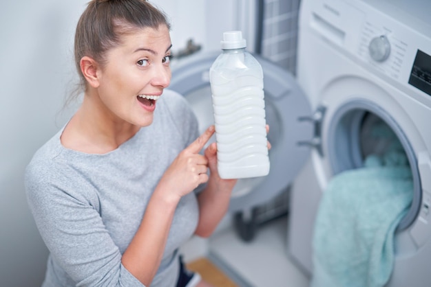 Foto immagine di una giovane donna che fa il bucato