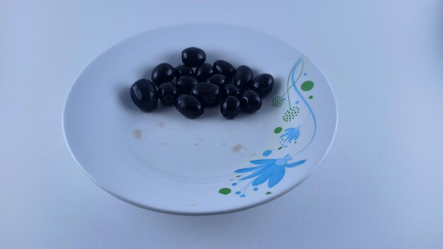 Photo pictures of black olives in a dish