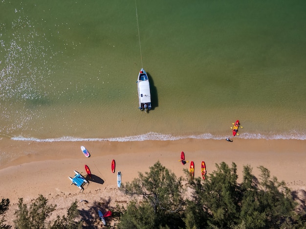 Immagini dai droni sulle famose spiagge della thailandia durante la pandemia di coronavirus