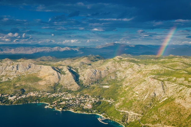 Живописный вид с воздуха с радугой и побережьем Адриатики в Хорватии