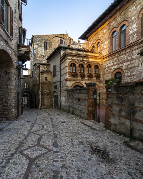 Foto pittoresco vicolo nella città medievale di narni, regione dell'umbria, in italia