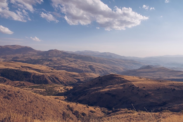 Foto pittoresco paesaggio autunnale armeno sullo sfondo campi e prati nelle montagne della regione dell'armenia meraviglioso cielo blu e nuvole fotografia stock