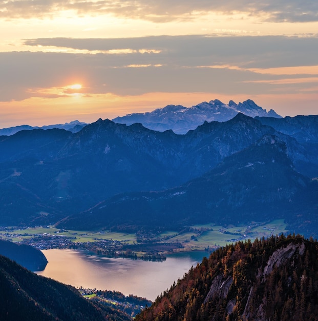 알프스 산 Wolfgangsee 호수 쪽의 그림 같은 가을 아침 Schafberg viewpoint Salzkammergut Upper Austria