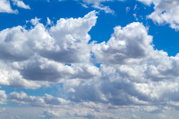 青い空に美しい雲。天気、自然のコンセプト。