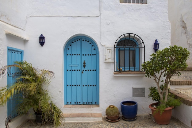 말라가(Malaga)의 산악 지역에 위치한 프리질리아나(Frigiliana) 마을의 그림 같은 파란색 문,