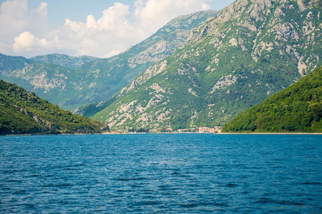 Foto baia pittoresca di boka cattaro durante il bel tempo soleggiato