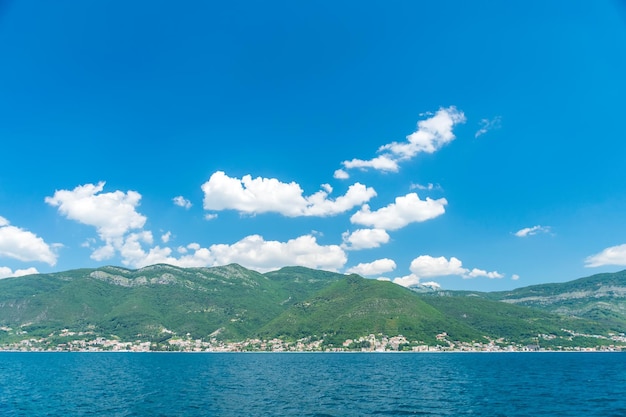 天気の良い日中の美しいボカコトル湾