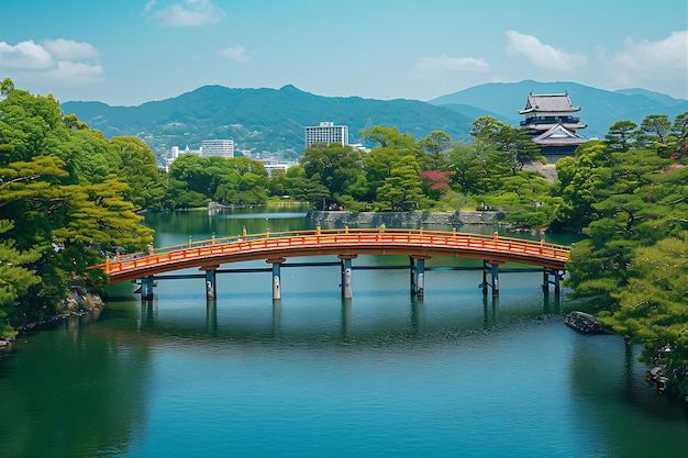 湖 の 上 の 絵画 的 な 橋