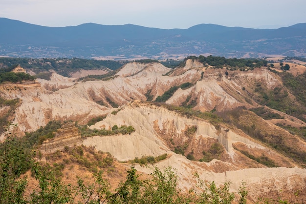 イタリア、トスカーナの中世の町の美しい建物古い石壁と植物