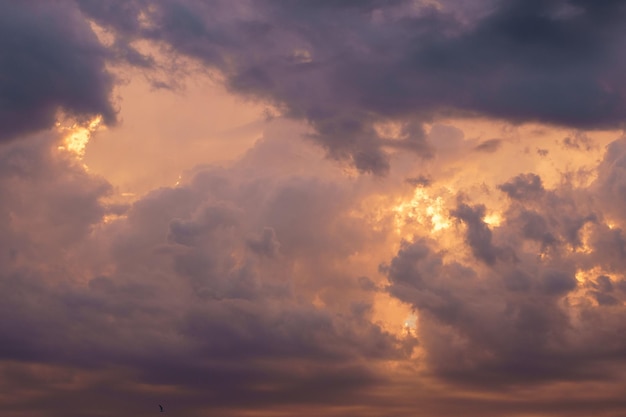 Tramonto drammatico colorato pittoresco illuminato dal sole al tramonto