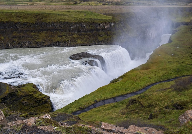 그림 같은 물이 가득한 큰 폭포 Gullfoss 가을 경치 남서쪽 아이슬란드