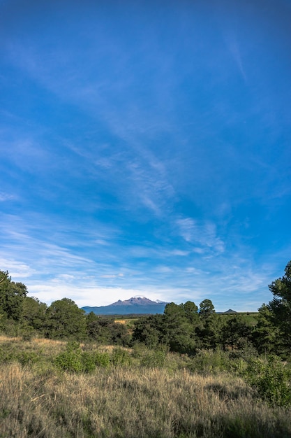 Foto il pittoresco vulcano horizon iztaccihuatl in mezzo a un cielo blu in messico