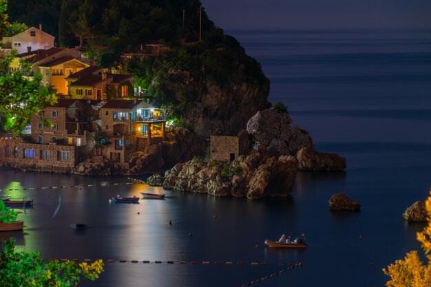 Un'isola pittoresca vicino a un accogliente villaggio sulla riva del mare adriatico.