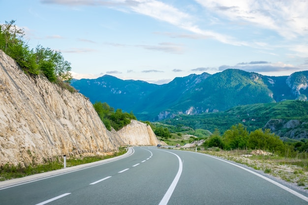 Живописное путешествие по дорогам Черногории среди скал и туннелей