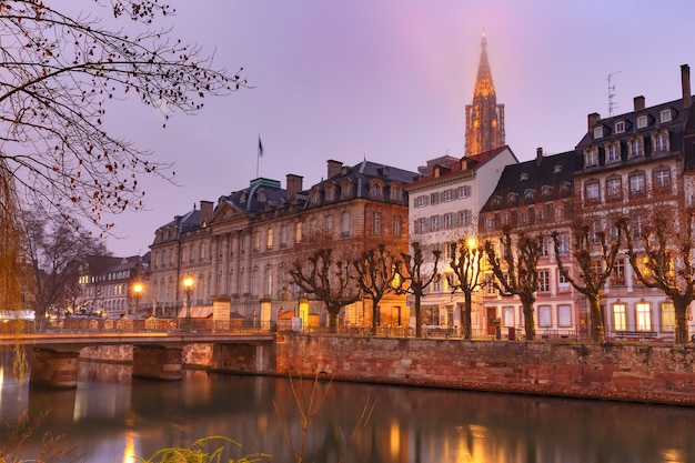 아침에 다리와 Ile 강 제방이 있는 그림 같은 풍경, 백그라운드에서 Strasbourg 대성당, Strasbourg, Alsace, France