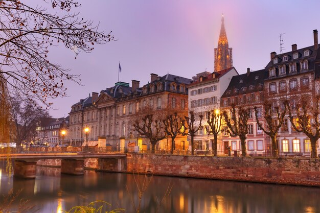 아침에 다리와 Ile 강 제방이 있는 그림 같은 풍경, 백그라운드에서 Strasbourg 대성당, Strasbourg, Alsace, France