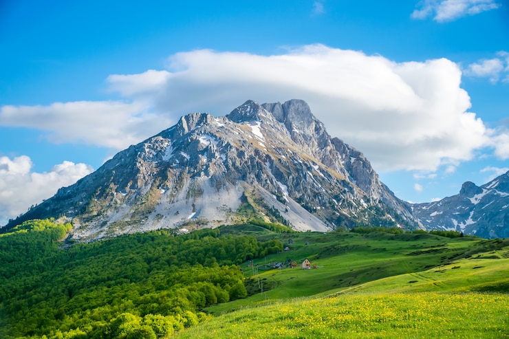 Фотография живописные пейзажи в горах комови. черногория.