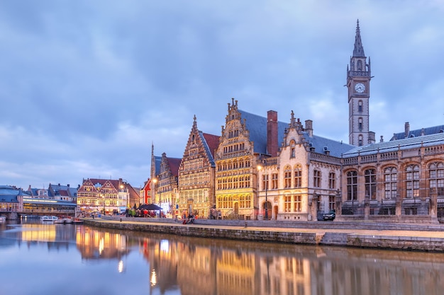 Живописные средневековые здания на набережной Граслей и реки Лейе в городе Гент вечером, Бельгия