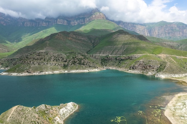 2021년 6월 러시아 KabardinoBalkaria Elbrus 지역의 그림 같은 산악 호수 Gizhgit