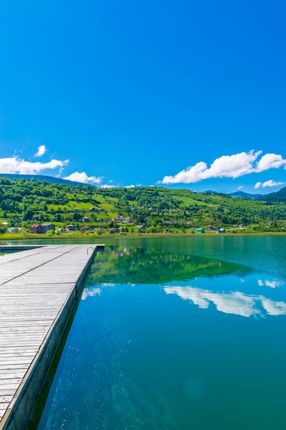 Foto un pittoresco lago di montagna si trova in una valle tra le montagne.