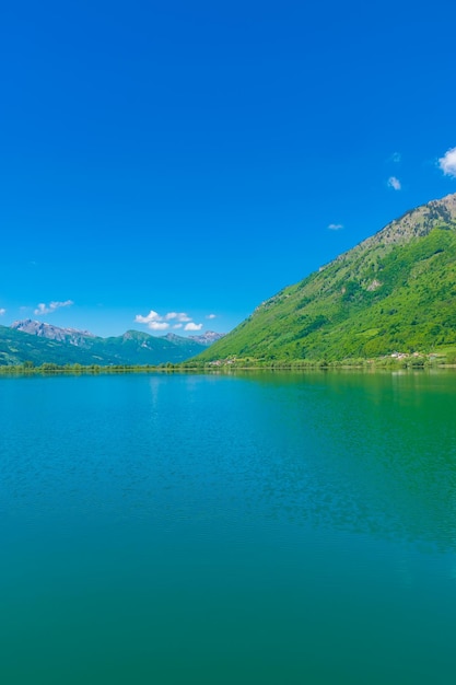 山間の谷間に絵のように美しい山の湖があります