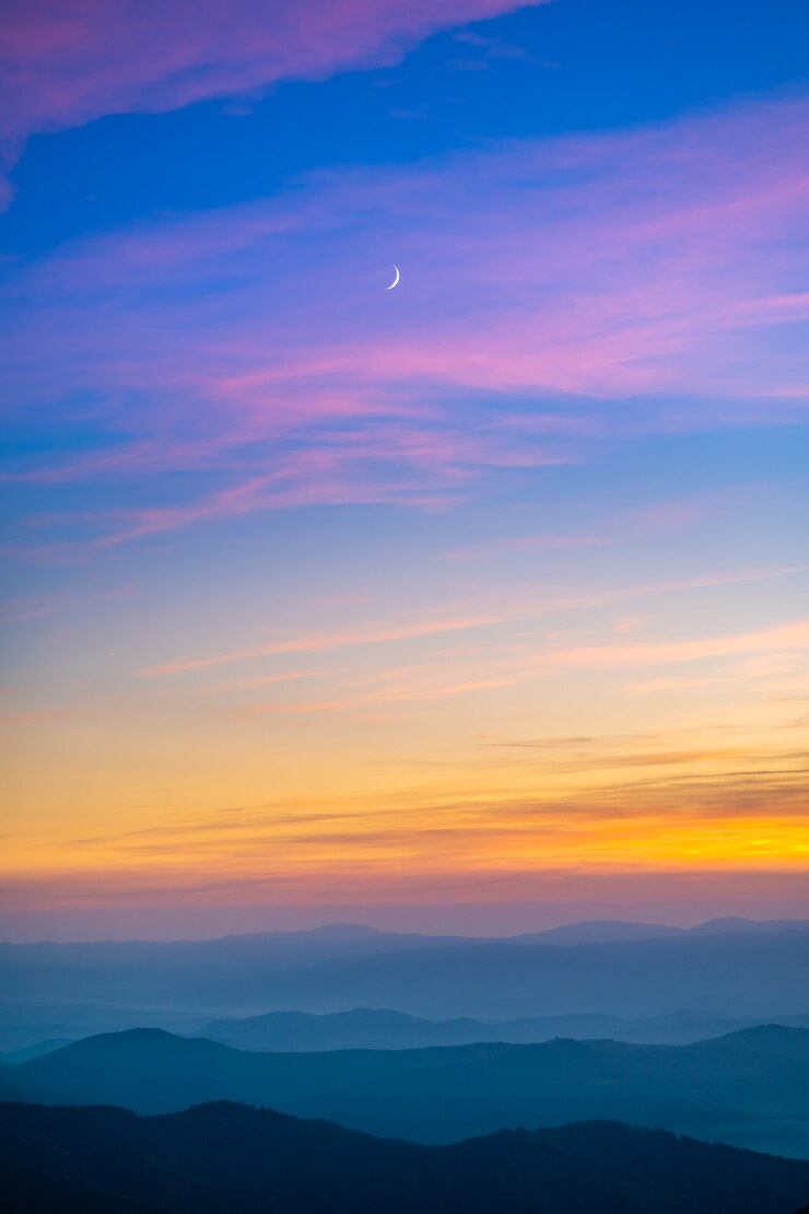 日の出の背景に絵のように美しい山の風景