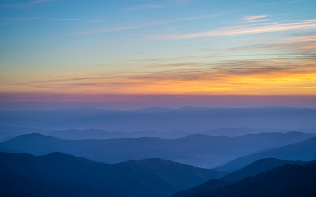 夕日を背景に美しい山の風景