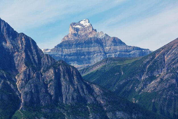 夏のカナディアンロッキーの美しい山の景色